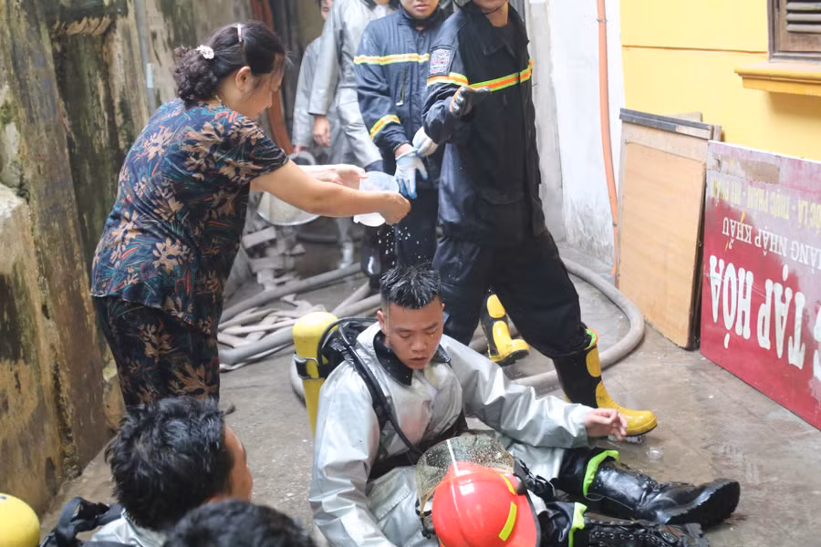 Hà Nội: Cháy lớn căn nhà nằm trong ngõ nhỏ