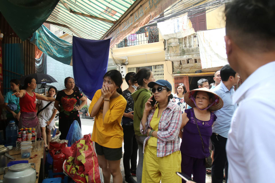 Đám cháy trong ngõ sâu, gây hoàng mang cho rất nhiều người do nhiều khói