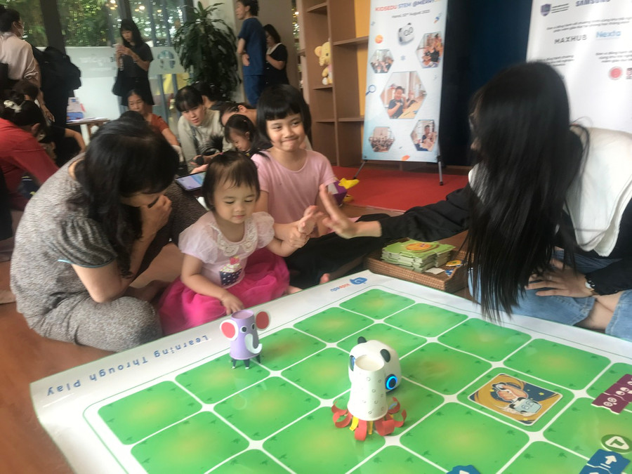 Cô trò cùng niềm vui khám phá.