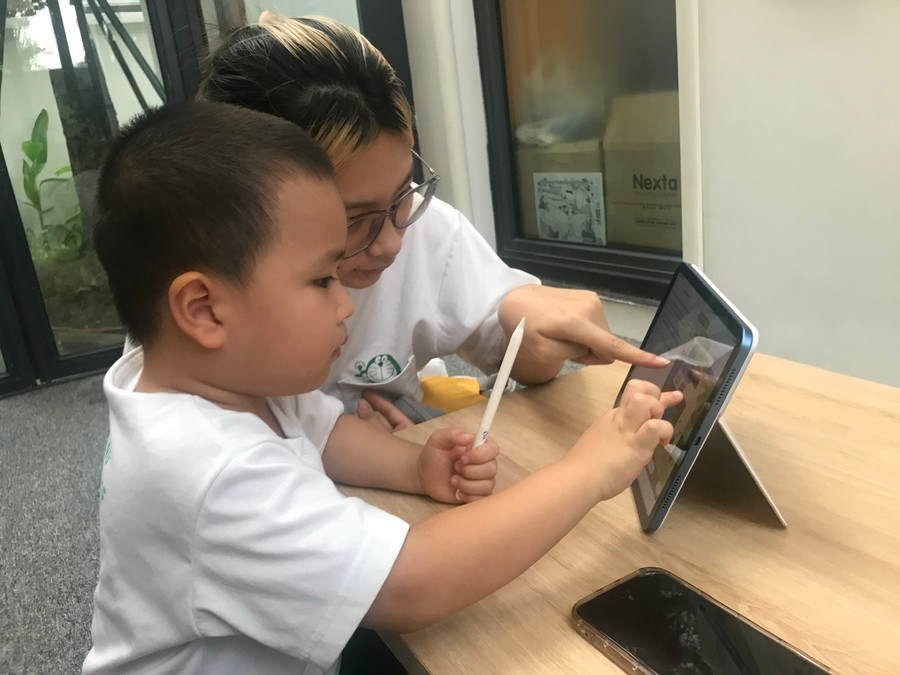 Mẹ và con cùng hứng thú với công nghệ giáo dục.