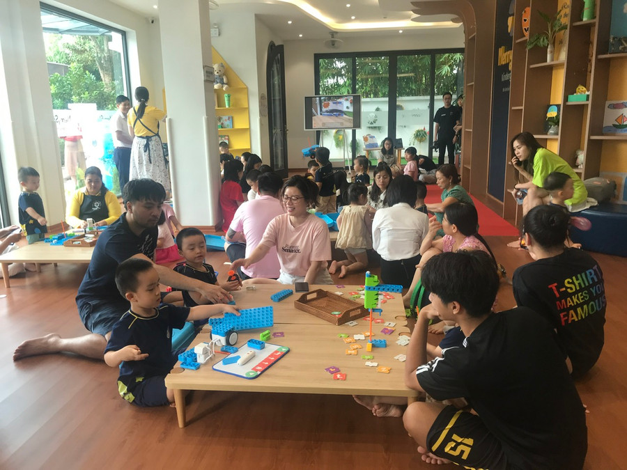 Phụ huynh và học sinh cùng thích thú tham gia trải nghiệm.