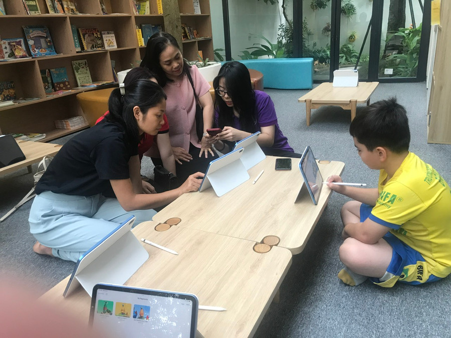 Phụ huynh cũng xin được làm &quot;học sinh&quot; trong ngày trải nghiệm.