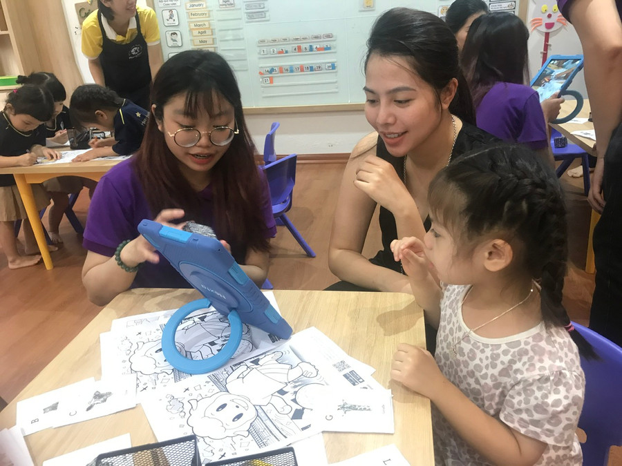 Phụ huynh hết sức vui mừng vì con được trải nghiệm và hứng thú với công nghệ.