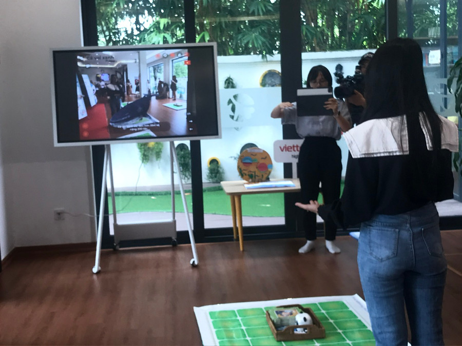 Giáo viên trình bày ứng dụng AI trong dạy học.