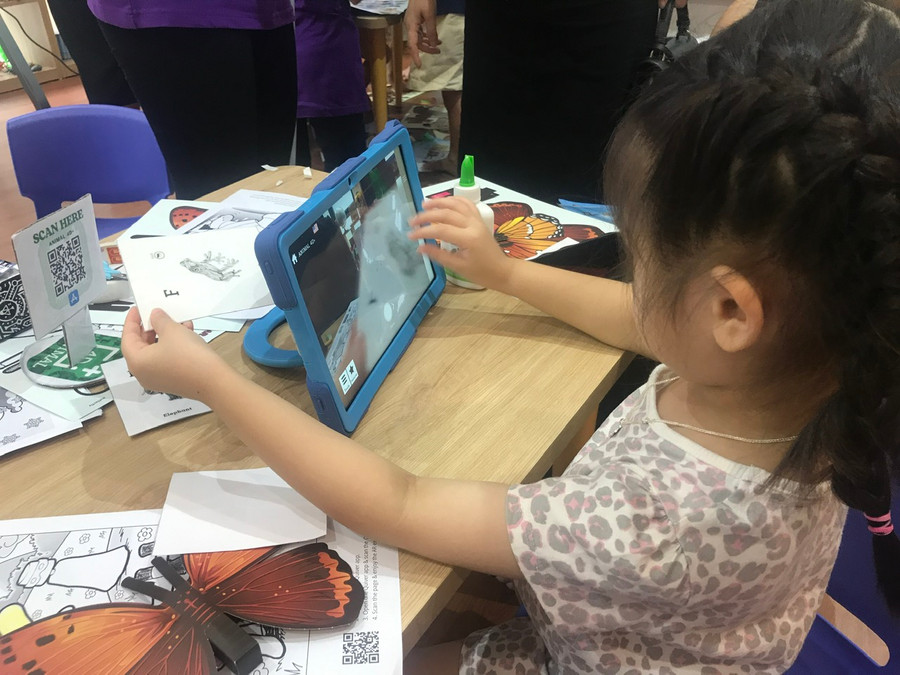 Bé miệt mài làm thử.