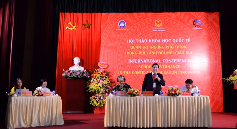 GS.TS Phạm Quang Trung điều hành phần thảo luận của hội thảo