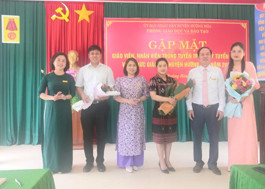 Lãnh đạo Phòng GD&ĐT tặng hoa chúc mừng đại diện giáo viên các cấp học.