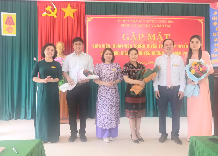 Lãnh đạo Phòng GD&ĐT tặng hoa chúc mừng đại diện giáo viên các cấp học.