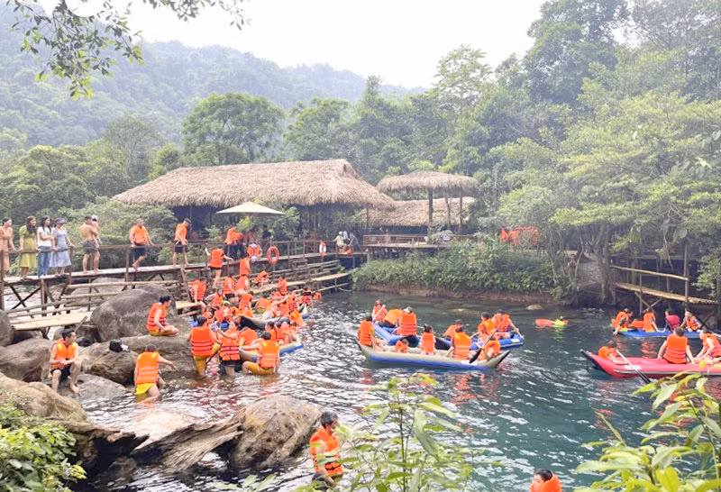 Khách du lịch tận hưởng sự mát mẻ, lý thú ở các điểm du lịch gần gũi thiên nhiên.