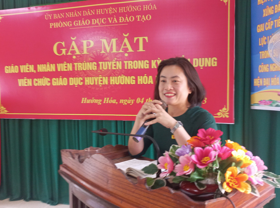 Trưởng phòng GD&ĐT huyện Hướng Hóa - Nguyễn Thị Thanh Nga động viên các giáo viên, nhân viên phát huy tài năng để cống hiến cho sự nghiệp giáo dục. Trưởng phòng GD&ĐT huyện Hướng Hóa - Nguyễn Thị Thanh Nga động viên các giáo viên, nhân viên phát huy tài năng để cống hiến cho sự nghiệp giáo dục.