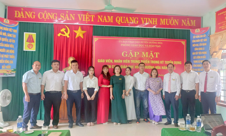 Lãnh đạo Phòng GD&ĐT huyện Hướng Hóa động viên các giáo viên trúng tuyển đợt này. (Ảnh: Xuân Hòa). Lãnh đạo Phòng GD&ĐT huyện Hướng Hóa động viên các giáo viên trúng tuyển đợt này. (Ảnh: Xuân Hòa).