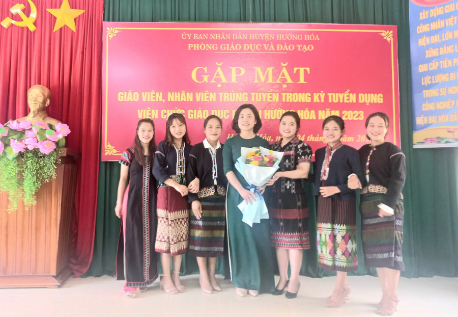 Trưởng Phòng GD&ĐT chụp ảnh lưu niệm với giáo viên người Vân Kiều. Trưởng Phòng GD&ĐT chụp ảnh lưu niệm với giáo viên người Vân Kiều.