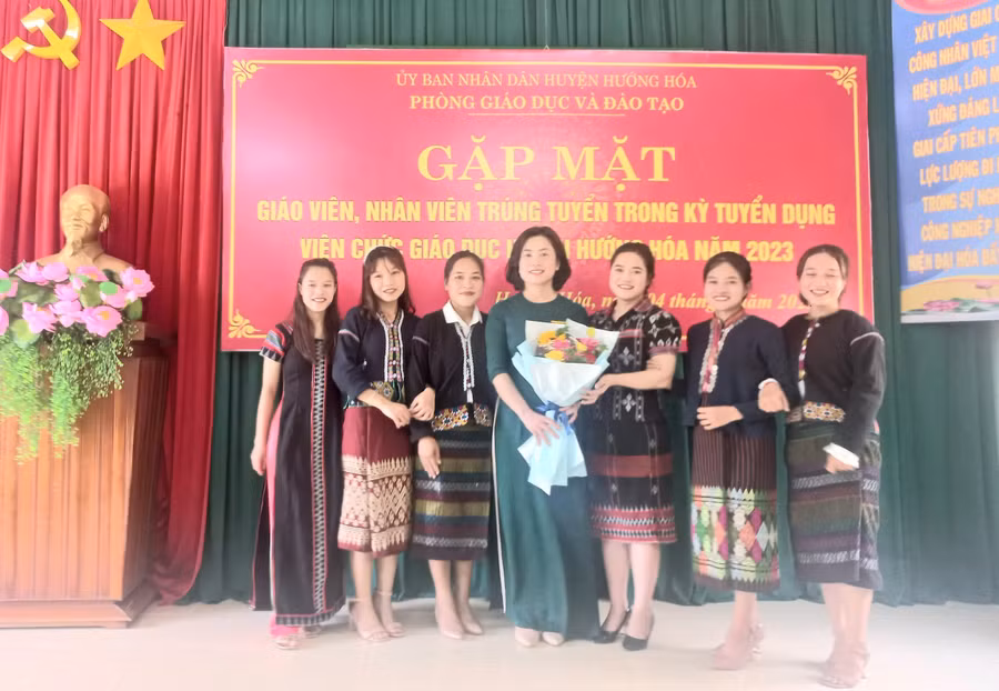 Trưởng Phòng GD&amp;ĐT chụp ảnh lưu niệm với giáo viên người Vân Kiều.