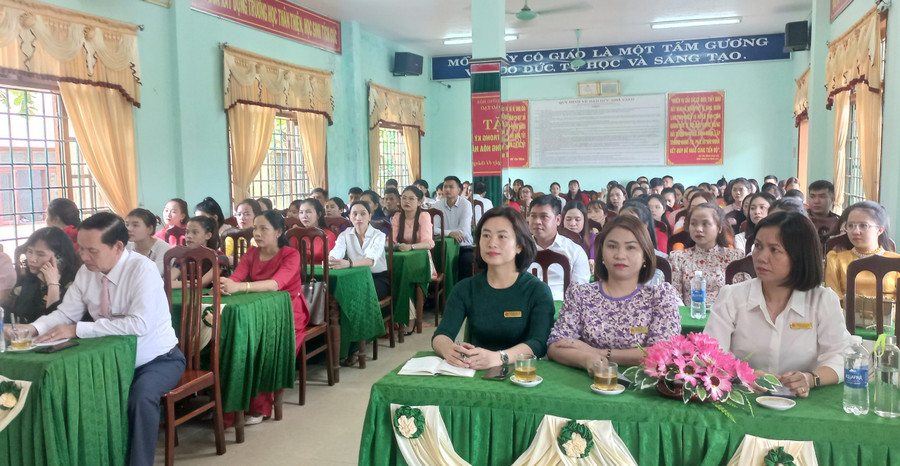 Kỳ thi tuyển dụng vừa qua, 85 giáo viên, nhân viên đã trúng tuyển và được UBND huyện Hướng Hóa quyết định tuyển dụng. (Ảnh: Xuân Hòa). Kỳ thi tuyển dụng vừa qua, 85 giáo viên, nhân viên đã trúng tuyển và được UBND huyện Hướng Hóa quyết định tuyển dụng. (Ảnh: Xuân Hòa).