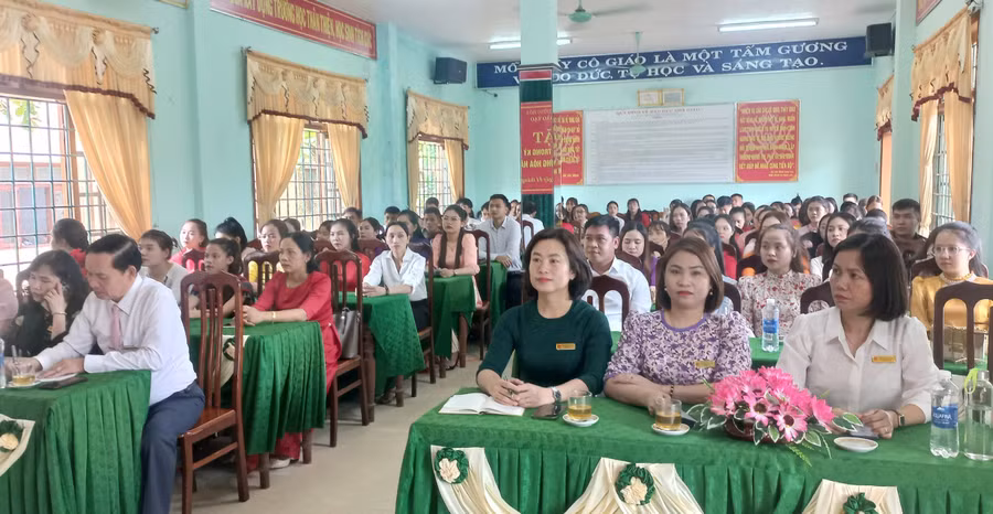 Kỳ thi tuyển dụng vừa qua, 85 giáo viên, nhân viên đã trúng tuyển và được UBND huyện Hướng Hóa quyết định tuyển dụng. (Ảnh: Xuân Hòa).