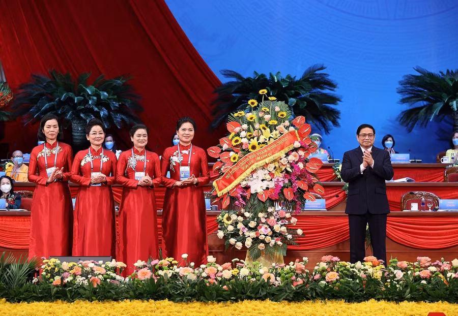 Thủ tướng Phạm Minh Chính thay mặt lãnh đạo Đảng, Nhà nước tặng hoa chúc mừng Đại hội.