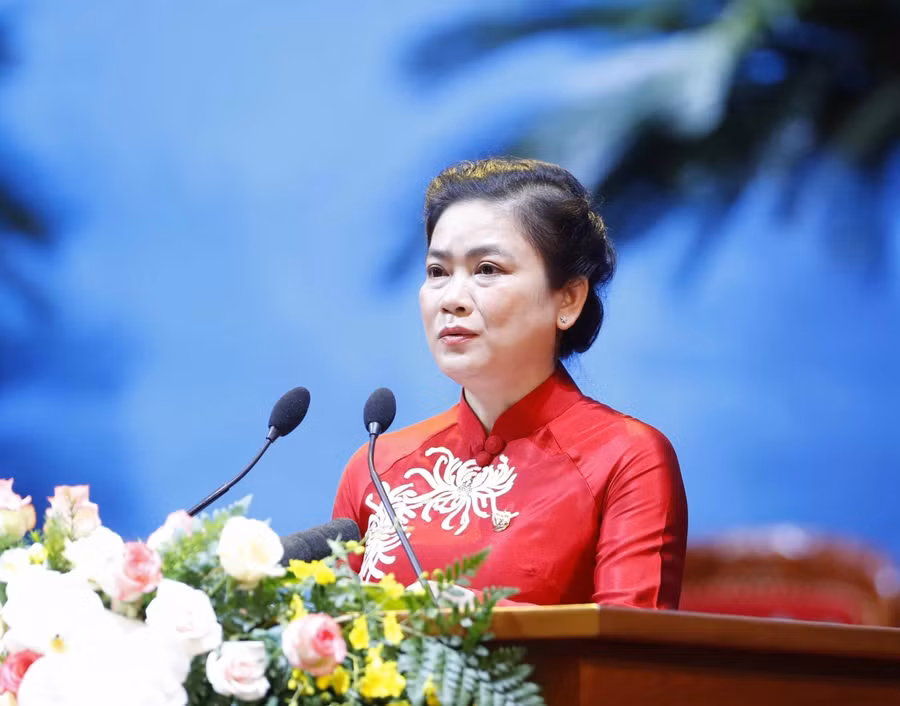 Bà Đỗ Thị Thu Thảo, Phó Chủ tịch Thường trực Hội Liên hiệp Phụ nữ Việt Nam trình bày báo cáo kiểm điểm Ban Chấp hành Trung ương Hội khoá XII.