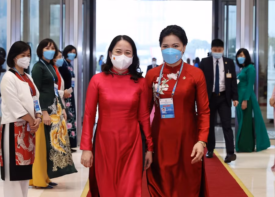 Chủ tịch Hội Liên hiệp Phụ nữ Việt Nam Hà Thị Nga đón Phó Chủ tịch nước Võ Thị Ánh Xuân tới dự Đại hội.