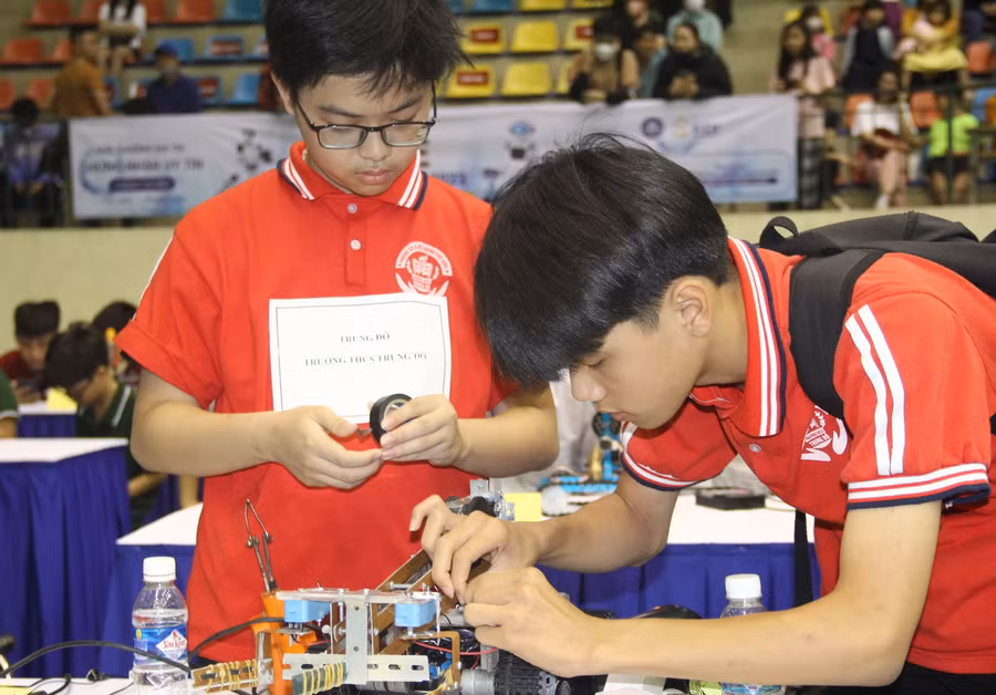 Nguyễn Thành Trung và Hoàng Hữu Anh – lớp 8A, Trường THCS Trung Đô (TP Vinh, Nghệ An) chuẩn bị những khâu cuối cùng trước khi bước vào vòng thi đấu.