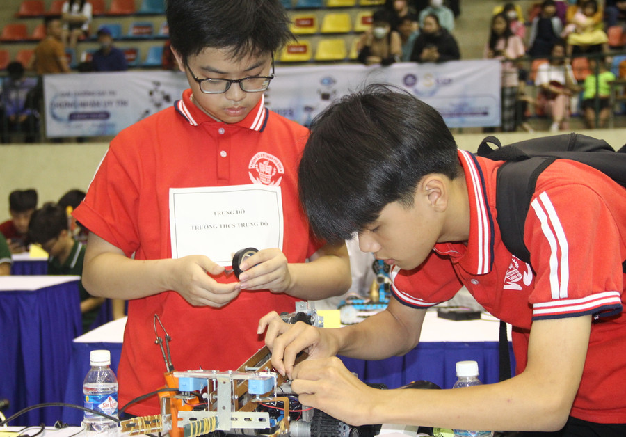 Nguyễn Thành Trung và Hoàng Hữu Anh – lớp 8A, Trường THCS Trung Đô (TP Vinh, Nghệ An) chuẩn bị những khâu cuối cùng trước khi bước vào vòng thi đấu. Nguyễn Thành Trung và Hoàng Hữu Anh – lớp 8A, Trường THCS Trung Đô (TP Vinh, Nghệ An) chuẩn bị những khâu cuối cùng trước khi bước vào vòng thi đấu.