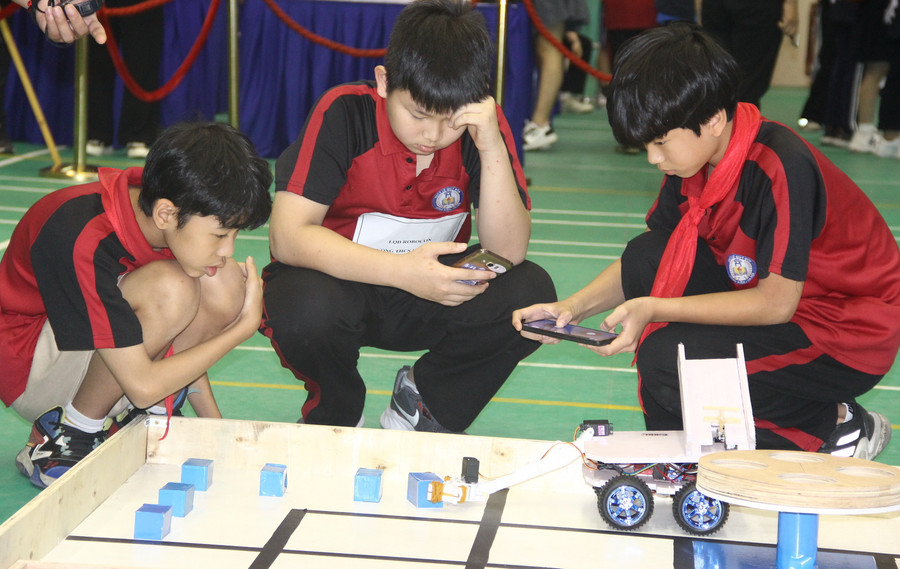 Các thí sinh tập trung cao độ trong phần thi của mình. Các thí sinh tập trung cao độ trong phần thi của mình.