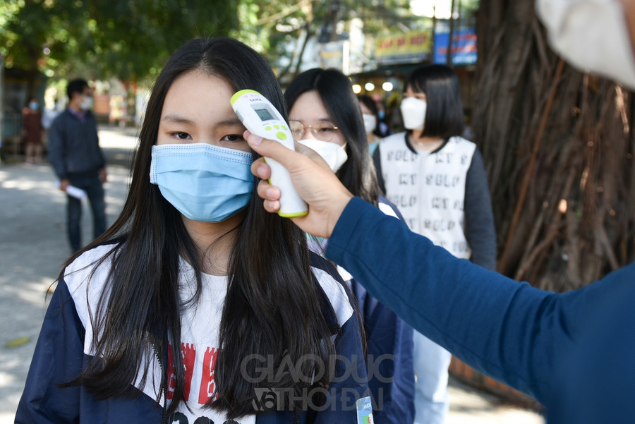 Học sinh trước khi vào sẽ được đo nhiệt độ, rửa tay sát khuẩn, phụ huynh được bố trí ngồi chờ tại 1 khu riêng.