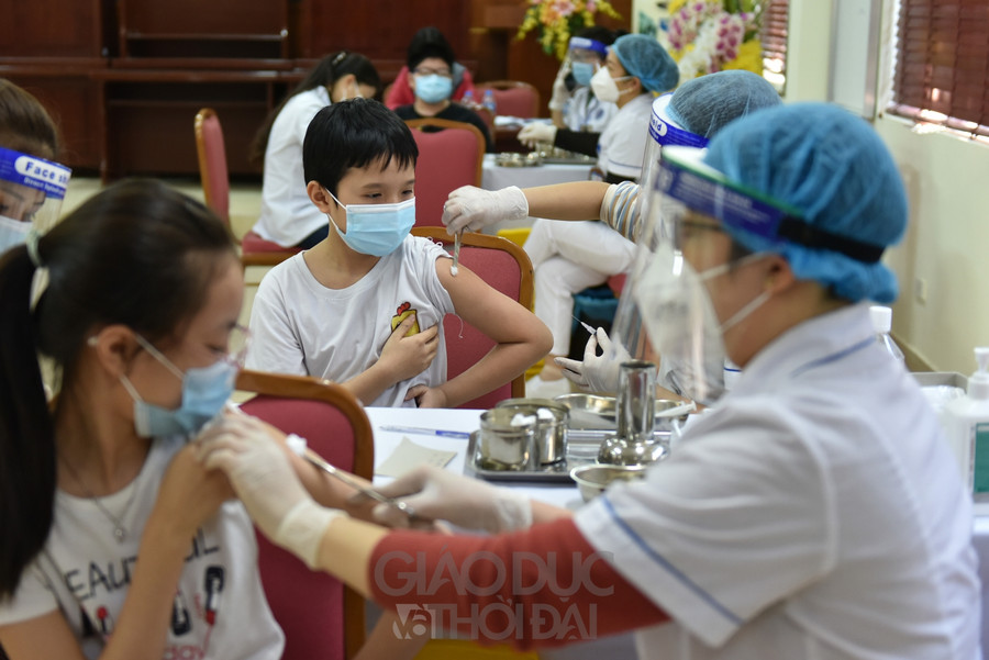 Được biết tại điểm tiêm trường THCS Việt Nam- Angiêri có khoảng gần 900 học sinh tiêm vắc xin trong ngày hôm nay.