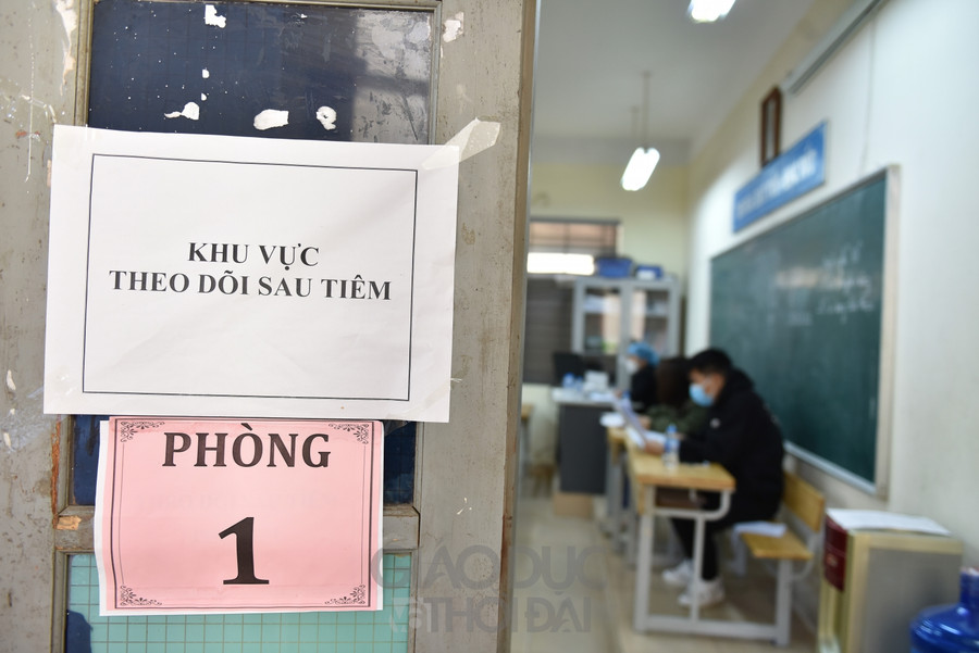 Sau khi tiêm, học sinh sẽ di chuyển theo 1 hướng đến khu vực theo dõi sau tiêm, nhà trường bố trí 7 phòng theo dõi sau tiêm, học sinh tiêm xong sẽ ngồi giãn cách trong phòng để theo dõi trong 30 phút.