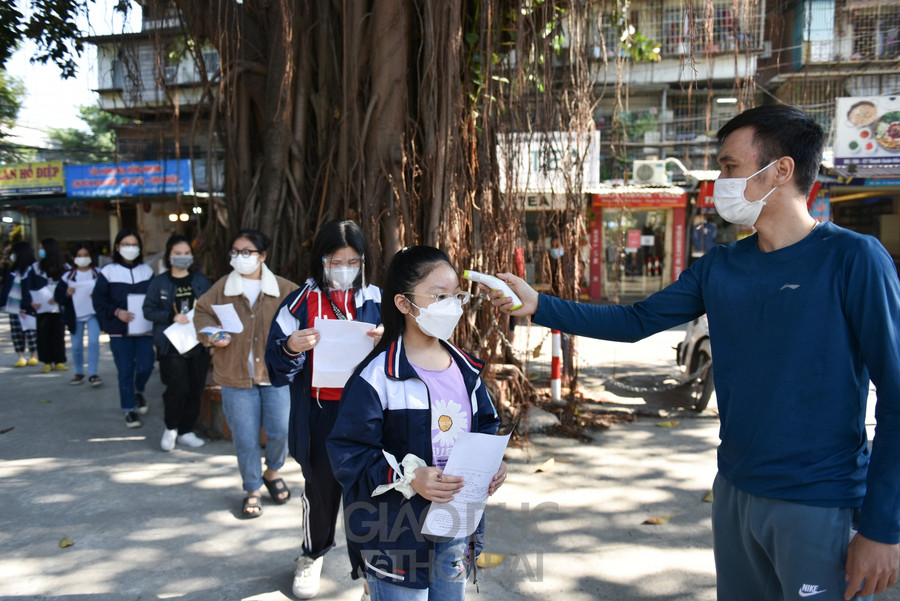 Để đảm bảo 5K trong toàn bộ quá trình tiêm chủng, nhà trường cùng địa phương đã huy động các lực lượng để làm các khâu từ vị trí gửi xe, đo nhiệt độ, rửa tay sát khuẩn....