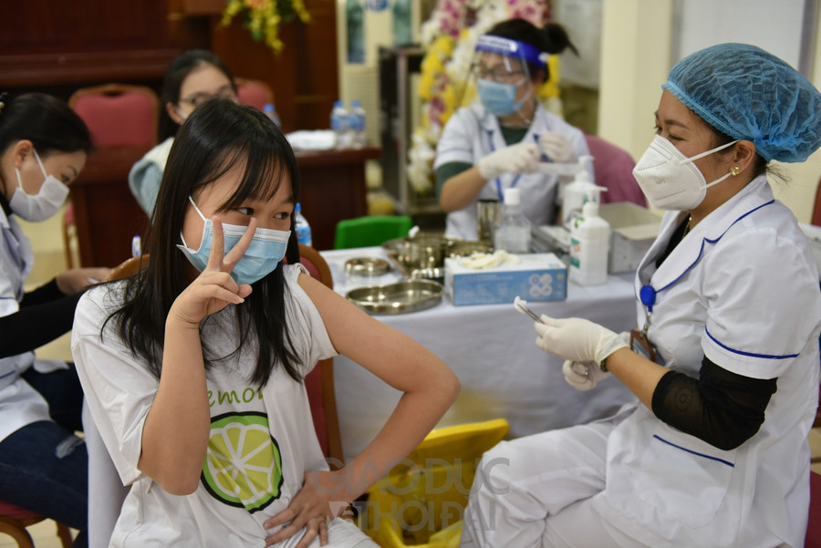 Toàn bộ học sinh đều có tâm lý rất thoải mái khi bước vào tiêm vắc xin.