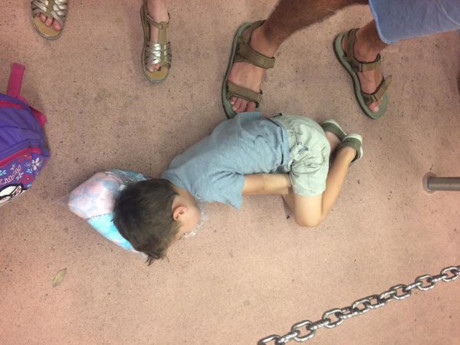 Bat cuoi truoc nhung tu the ngu chang giong ai cua lu tre - Anh 3