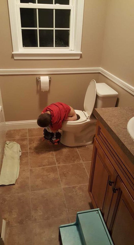 Bat cuoi truoc nhung tu the ngu chang giong ai cua lu tre - Anh 2