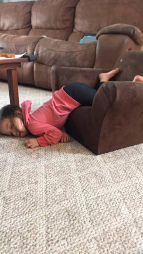 Bat cuoi truoc nhung tu the ngu chang giong ai cua lu tre - Anh 4