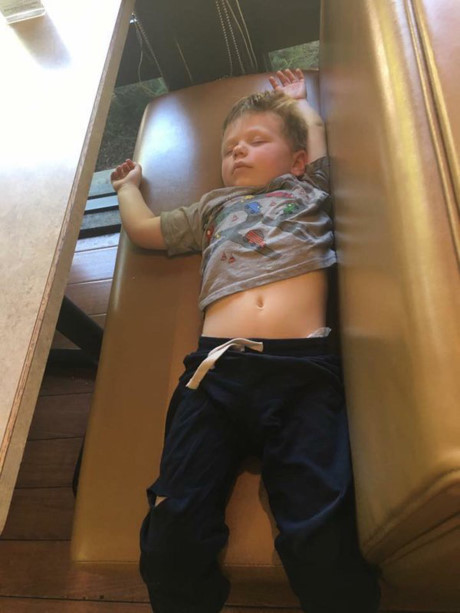 Bat cuoi truoc nhung tu the ngu chang giong ai cua lu tre - Anh 21