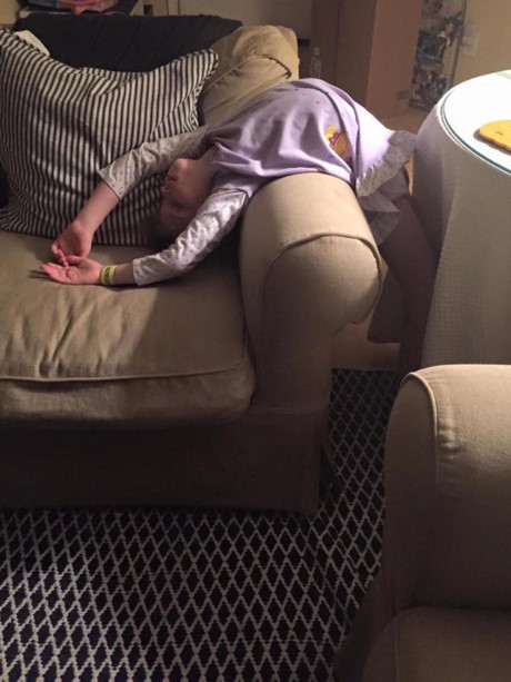 Bat cuoi truoc nhung tu the ngu chang giong ai cua lu tre - Anh 15