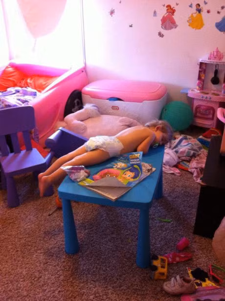 Bật cười trước những tư thế ngủ chẳng giống ai của lũ trẻ - Ảnh 5 Bat cuoi truoc nhung tu the ngu chang giong ai cua lu tre - Anh 5