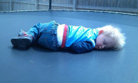 Bat cuoi truoc nhung tu the ngu chang giong ai cua lu tre - Anh 22