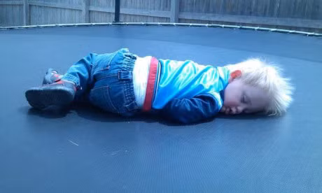 Bật cười trước những tư thế ngủ chẳng giống ai của lũ trẻ - Ảnh 22 Bat cuoi truoc nhung tu the ngu chang giong ai cua lu tre - Anh 22