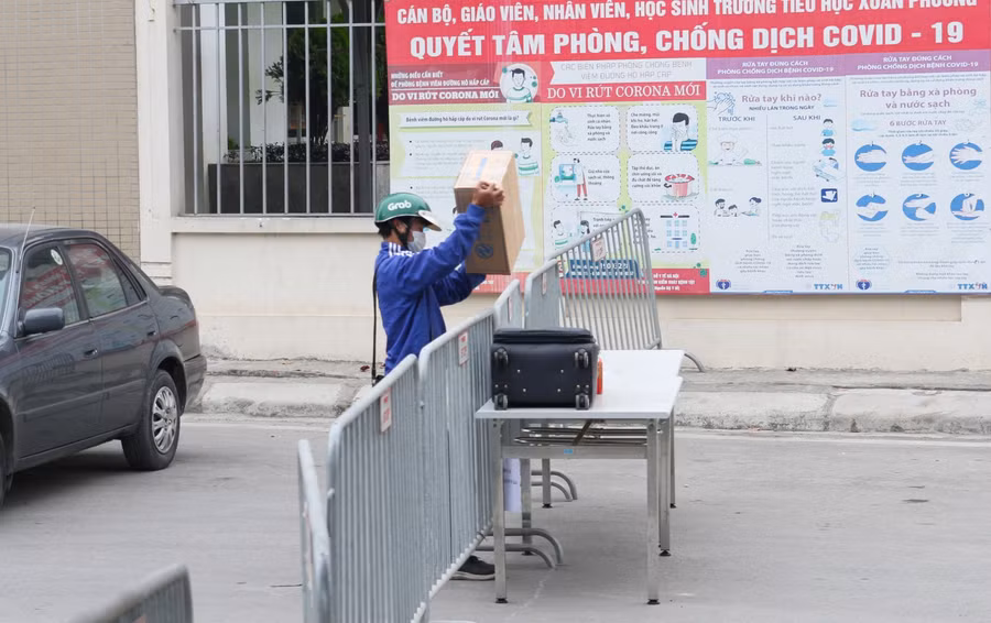 Nhiều phụ huynh trong sáng ngày 31/1 đã chuyển nhu yếu phẩm đến các em học sinh trong khu cách ly.