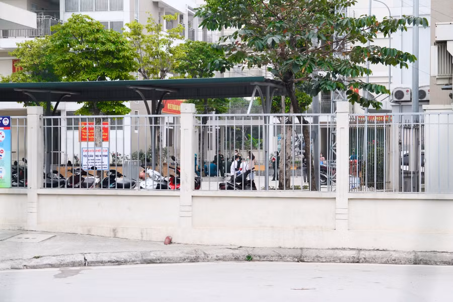 80 học sinh và giáo viên này được xác định là F1 (người tiếp xúc gần với bệnh nhân, bao gồm 45 học sinh cùng lớp 3 với bệnh nhân, 12 học sinh ngủ bán trú học cùng khối và giáo viên, nhân viên chăm sóc). Để đảm bảo công tác cách ly an toàn, giáo viên và học sinh yên tâm thực hiện công tác phòng chống dịch theo quy định, quận, phường, trường và các đơn vị liên quan họp khẩn đưa nhiều biện pháp. Ngoài các đơn vị chức năng, công an, y tế, cô giáo chủ nhiệm, giáo viên chuyên môn đi cách ly cùng học sinh và một số phụ huynh học sinh sẽ đảm bảo công tác chăm sóc sức khỏe cho học sinh.