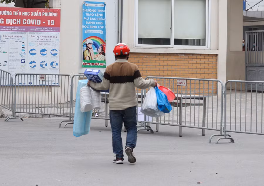 Số nhu yếu phẩm này được đặt tại bàn và được lực lượng chức năng chuyển giúp vào trong.