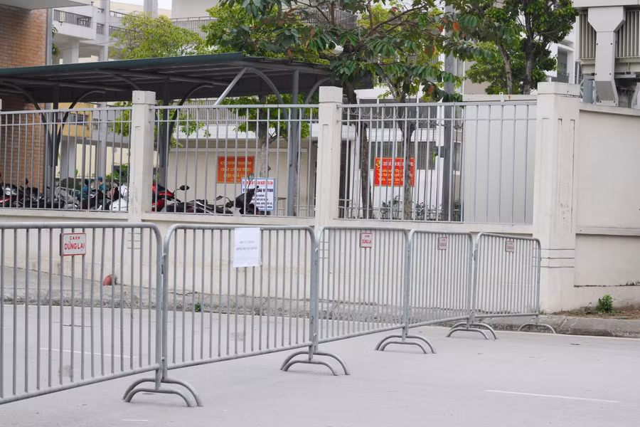 Bà Nguyễn Thanh Thủy, Phó Trưởng phòng GD&amp;ĐT Nam Từ Liêm cho biết: "Do được tuyên truyền và nhận thức được tầm quan trọng của việc bảo đảm các biện pháp phòng dịch, HS lớp 3E ổn định tâm lý và chủ động thực hiện theo sự hướng dẫn của cô giáo và cán bộ y tế. Các con không lo lắng mà tích cực phối hợp với nhà trường. Việc cách ly tại trường cũng là yếu tố để học sinh và phụ huynh học sinh yên tâm, công tác phòng dịch của đơn vị được chủ động. Tinh thần là sẽ bảo đảm các điều kiện tốt nhất để an toàn phòng dịch, không để dịch lây lan ra cộng đồng".