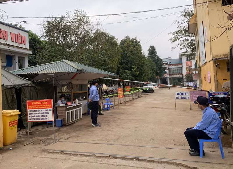 Công tác phòng chống dịch bệnh Covid-19 trên địa bàn huyện Tân Lạc. Ảnh: Hồng Ngọc