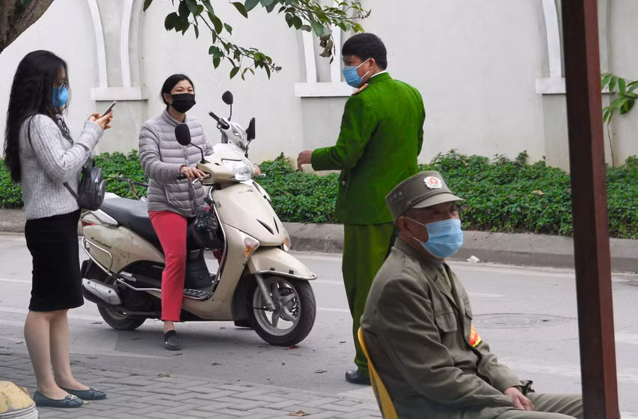 Ghi nhận sáng ngày 31/1, cơ quan chức năng đã tiến hành lập rào chắn bên quanh khu vực trường Tiểu học Xuân Phương và hoàn thiện công tác biến ngôi trường này trở thành nơi cách ly tập trung.