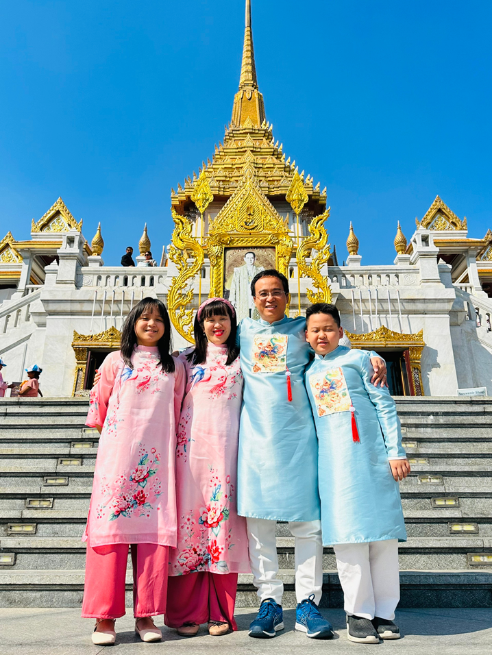 Hùng Minh và gia đình trong chuyến du lịch Thái Lan. Hùng Minh và gia đình trong chuyến du lịch Thái Lan.