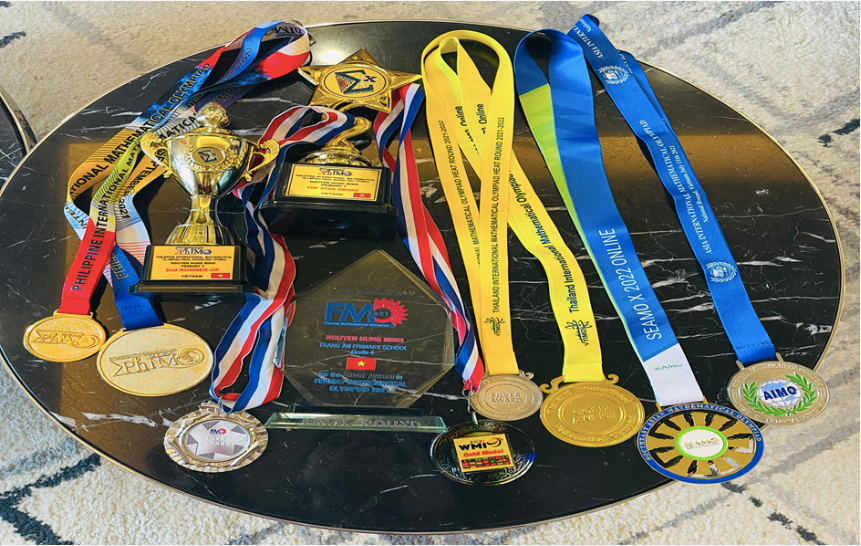 Những tấm huy chương Toán quốc tế danh giá mà Hùng Minh đã đạt được. Những tấm huy chương Toán quốc tế danh giá mà Hùng Minh đã đạt được.