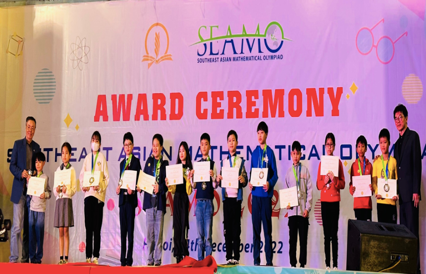 Nguyễn Hùng Minh trong các buổi trao giải Toán quốc tế danh giá. Nguyễn Hùng Minh trong các buổi trao giải Toán quốc tế danh giá.