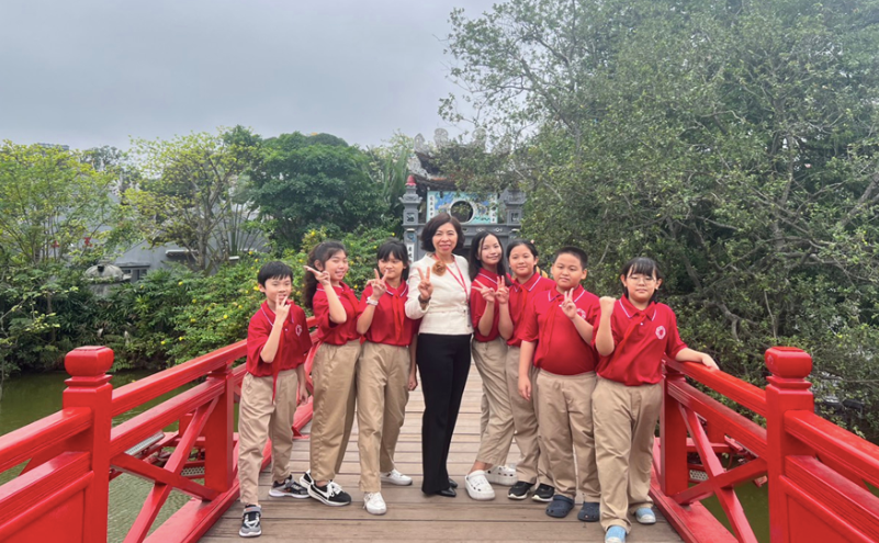 Em Hùng Minh cùng các bạn trong đội tuyển WMTC của trường Tiểu học Tràng An. Em Hùng Minh cùng các bạn trong đội tuyển WMTC của trường Tiểu học Tràng An.