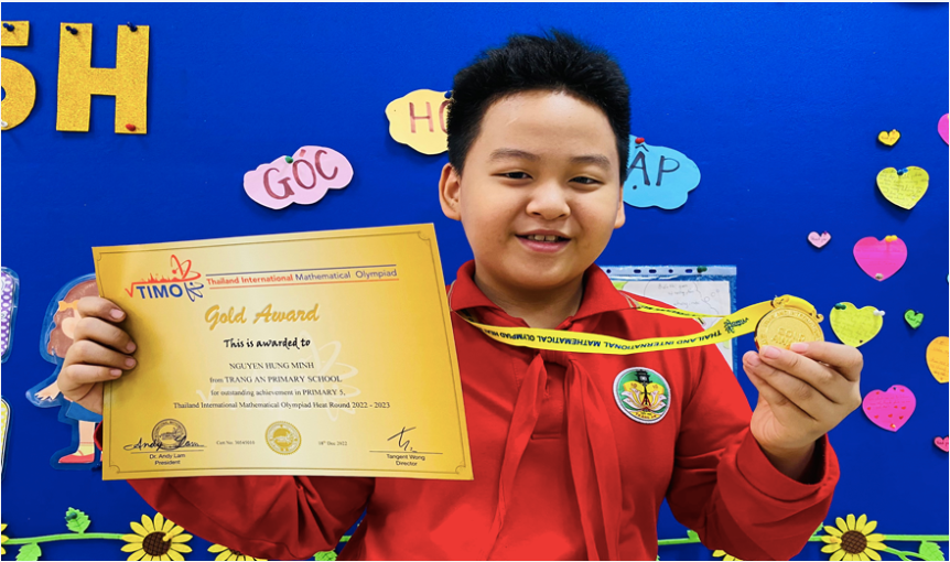 Hùng Minh với huy chương vàng Toán TIMO. Hùng Minh với huy chương vàng Toán TIMO.