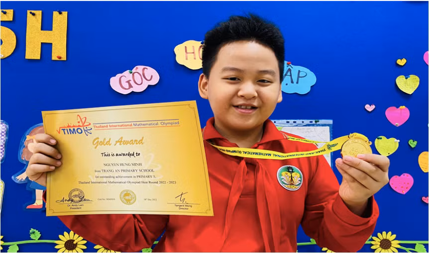 Hùng Minh với huy chương vàng Toán TIMO.